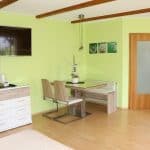 Essbereich - Ferienapartment Niemtsch Der Essbereich im Ferienapartment Niemtsch mit Sitzbank und Tisch.