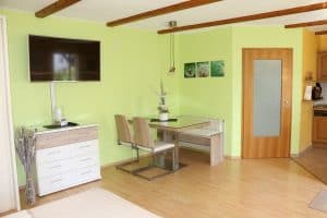 Essbereich - Ferienapartment Niemtsch Der Essbereich im Ferienapartment Niemtsch mit Sitzbank und Tisch.